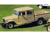 Cabine-dupla Toyota 1983, com distância entre eixos de 3,35 m.