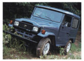 A linha Toyota chegou a 1989 com nova grade e faróis retangulares. 