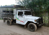 Picape Toyota 1989, em 2025 utilizada por pousada de Atins (Barreirinhas, MA) em passeios de hóspedes na região (foto: LEXICAR).