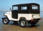 Toyota 1990 com capota de lona.