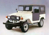 Toyota 1990 com capota de lona.