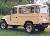 Jipe Toyota 1990 com chassi longo.