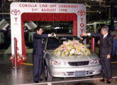 O primeiro Corolla deixando a linha de fabricação de Indaiatuba (fonte: portal autodata).