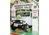 Cerimônia de encerramento da fabricação do jipe Toyota nacional; a produção foi iniciada 42 anos antes, com componentes importados. 