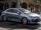 Primeiro carro híbrido brasileiro, o Corolla Hybrid pouco difere externamente dos modelos a combustão: logotipo com fundo azul na grade, filete azul nos faróis e nome Hybrid aplicado nas laterais e traseira.