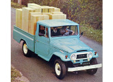 Picape Toyota com a nova cabine lançada em 1969. 
