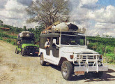 Dois Toyotas alongados operando em Brejo da Madre de Deus (PE), em 1999; note a sofisticação das rodas cromadas (foto: Josenildo Tenório / O Globo).      