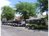 Diversos Toyotas alongados no "ponto", em Santa Cruz do Capiberibe (PE), em 2005 (fonte: site pemais).