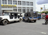 Toyotas de seis portas de Surubim (PE); a imagem, de abril de 2015, capta manifestação de toyoteiros contra o disciplinamento da operação determinada pela prefeitura da cidade (fonte: site visaosurubim).
