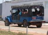 .. três com quatro portas de lona, ...