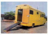 Motor-home com compartimento de carga, construído para equipe de motocross.