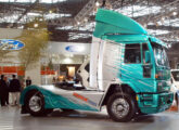 Cabine-leito para caminhão Cargo, alongada pela Trailcar e homologada pela Ford, exposta em seu stand na Fenatran 2003; defletor, quebra-sol e beliche eram opcionais.