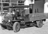 Protótipo de carreta agrícola preparado pelos irmãos Tramontini ainda na década de 70; o veículo foi fotografado diante da retífica dos irmãos, em Encantado. 