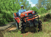 A articulação do eixo dianteiro do trator estreito 1640 facilita a operação em terrenos irregulares, como demonstra este teste efetuado pela revista Cultivar (foto: Cultivar). 