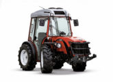 Antonio Carraro TRX 7800S, de 70 cv, aqui na versão cabinada - primeiro trator da marca italiana importado pela Tramontini.