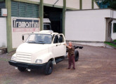 Protótipo do caminhão de 7 t diante da fábrica de Encantado.