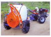 Microtrator GN18 tracionando pulverizador de turbina. 