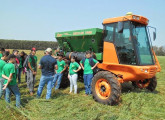 Transformax equipado com distribuidor de sementes, calcário e fertilizantes Stara em demonstração para alunos do Colégio Agrícola de Campo Mourão (PR).