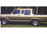 Nesta picape Chevrolet de geração anterior a 1985 a Transformium procedeu ao alongamento do chassi e à instalação da cabine dupla.  