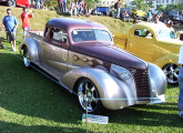 Na década de 90 Roberto Heckmann preparou esta bem realizada picape (aqui exposta em Águas de Lindóia, SP), partindo de um Chevrolet 1938 de quatro portas, ao qual agregou um motor Chevrolet Omega.