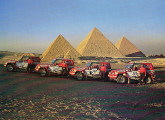 Os quatro Troller T5 participantes do rali posam diante das pirâmides, no Egito.