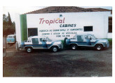A produção inicial da Tropical seguia o modismo das janelas "panorâmicas", dos quebra-matos e grades especiais; na imagem, duas cabines-duplas Chevrolet D-10. 