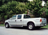 F-250 Tropick-Ups com chassi alongado e cabine dupla de fabricação recente.