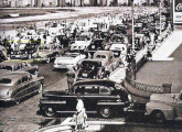 Um dos dois únicos Tucker vendidos fora dos EUA, estacionado na Avenida Atlântica, no Rio de Janeiro, em 1949 (indicado no detalhe).    