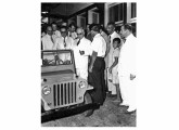 O carro sendo apresentado ao Presidente Vargas, em fevereiro de 1954. 