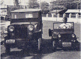 O pequeno Tupi, ao lado de um Jeep Willys dos anos 40 (Revista de Automóveis).     