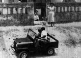 José Cardozo e o jipe Tupi em 1955, diante de sua residência, em Rio Bonito.    