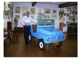 O segundo Tupi e Sebastião William, filho criador do carro, no pequeno museu por ele criado em memória de seu pai junto à fábrica Incomatol (fonte: site forum-simca).