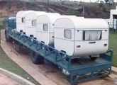 Quatro trailers Baby, o menor modelo da Turiscar, sendo transportados da fábrica para as revendas da marca.