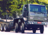 Caminhão Cargo 8x4 preparado para a Ford pela Tuttotrasporti; a empresa forneceu e instalou o segundo eixo direcional na dianteira. 