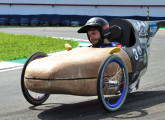 Vencedora da Maratona Universitária de 2007 na categoria "Gasolina", a equipe Bananeira, da Unicamp, moldou a carenagem de seu carro com fibras e resinas extraídas de bananeiras.
