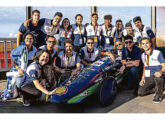 Equipe Milhagem, da UFMG, vencedora da Shell Eco-marathon Brasil 2022 na categoria Bateria Elétrica, com a marca de 312 km/kWh (foto: O Globo).