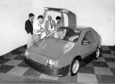 "Fragale", trabalho de fim de curso de Leone Fragassi, em 1985, em design de automóveis na Faculdade de Desenho Industrial de Mauá (ao fundo, de gravata, João do Amaral Gurgel, homenageado dos formandos, aprecia a obra); o carro tinha carroceria de fibra de vidro montada sobre chassi encurtado de um VW 1300; além de designer, Leone é hoje engenheiro especializado em polímeros e plásticos compostos (fonte: José Geraldo Fonseca).