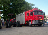 Caminhão bombeiro Ursus ABT de 5.000 litros montado em caminhão VW Constellation ao lado de trator 4-80 M, de origem Mahindra, expostos na festa da Primavera de Nova Petrópolis.