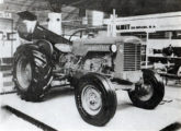 O trator Valmet no III Salão do Automóvel, em 1962, quando já atingira 94% de nacionalização (foto: Mecânica Popular).
