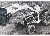 Valmet 600-D, lançado em 1964, aqui equipado com pá carregadeira. 