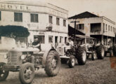 Um trator veterano lidera desfile de novos Valmet em 1969, na cidade de Tucunduva (RS), no Dia do Colono e Motoristas (fontes: Luciano Streilaiev e Ivonaldo Holanda de Almeida / Fotos Antigas Rio Grande do Sul).