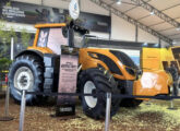Um trator da nova família M5 equipado com motor AGCO a biometano exposto na feira Agrishow 2026 (foto: portal reistacultivar). 