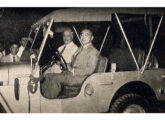 Em fevereiro de 1955, ao lado do presidente da Varam, o cônsul geral do Japão em São Paulo posa ao volante do primeiro jipe Nissan montado no Brasil (fonte: Ivonaldo Holanda de Almeida / nosydrone).