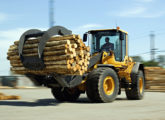 Carregadeira L60F equipada com garras para manejo florestal.