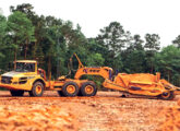 A25G tracionando scraper da marca canadense K-TEC.