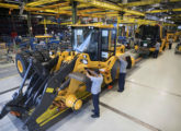 Imagem da fábrica de Pederneiras em 2020, mostrando a linha de montagem comum a pás-carregadeiras e caminhões articulados; solução inédita nas plantas do grupo Volvo, reduziu em 12% o tempo de montagem das máquinas.