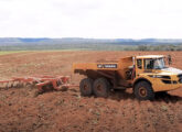 Caminhão articulado A30G na versão Agro, oferecida a partir de 2023.