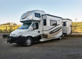 Motor-home Solider House sobre chassi-cabine Iveco Daily, com 8,5 m de comprimento e dois ambientes com lateral "slide out".