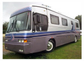 Motor-home Vettura Road Runner 2000, para oito pessoas, sobre plataforma Mercedes-Benz (fonte: site novotrailer).