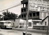 Chevrolets com carrocerias Brasileira eram presença frequente nos subúrbios cariocas ao longo de toda a década de 50; este, fotografado em Bangu já em dezembro de 1963, pertenceu à Auto Viação Camará (fonte: portal ciadeonibus / Arquivo Nacional).
